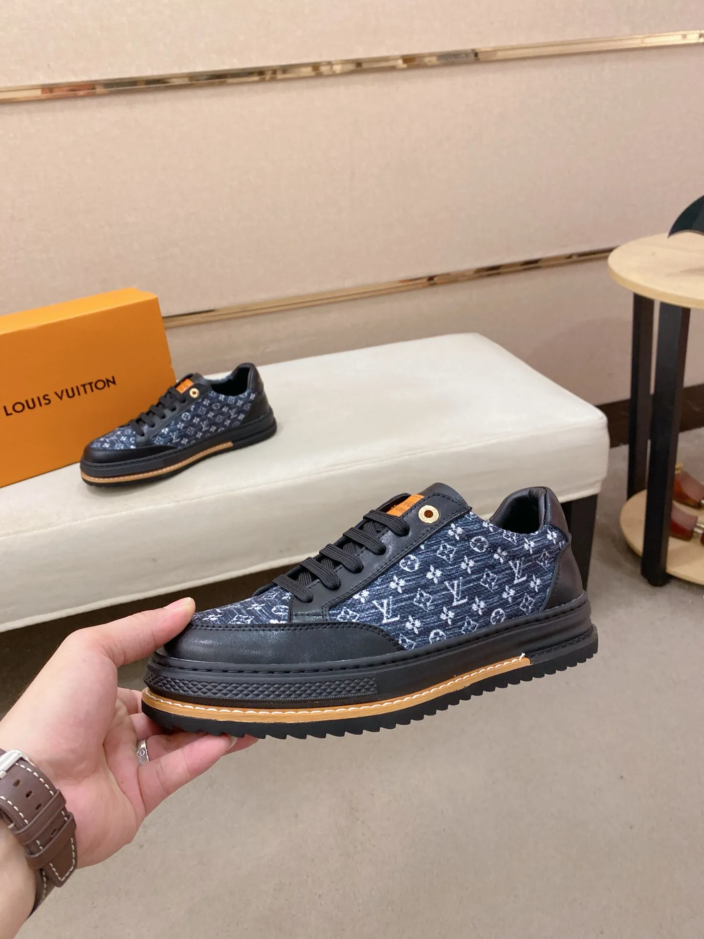 Men's clothing and shoes 400💰Louis Vuitton (Louis Vuitton/LV) top 🔍🔍 new models are on sale at the same time, the upper 🇮🇹 imported first-layer cowhide from Italy, fully imported sheepskin lining 💪💪, completely 1⃣️ to 1 ⃣️Re-engraved🇮🇹💪💪, ⚠Sole: The original sole is specially provided by the original factory, the exclusive movable molded sole is super comfortable, ⚠The original factory follows the order, 🔍🔍high quality, you can enter and exit the counter at will, welcome to compare⚠. Code number:38-44